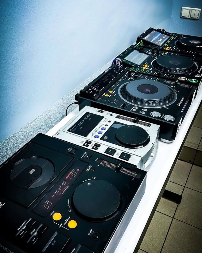 Radost všem, kteří měli tu čest hrát na tomhle... CDJ-100S byla obzvlášť romantika 🥰